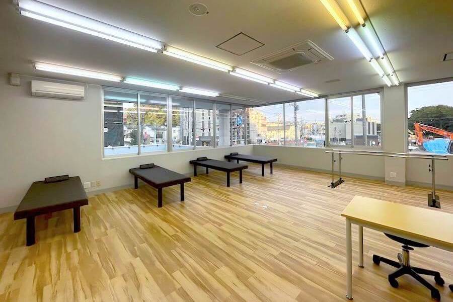 広々とした開放的なリハビリ室